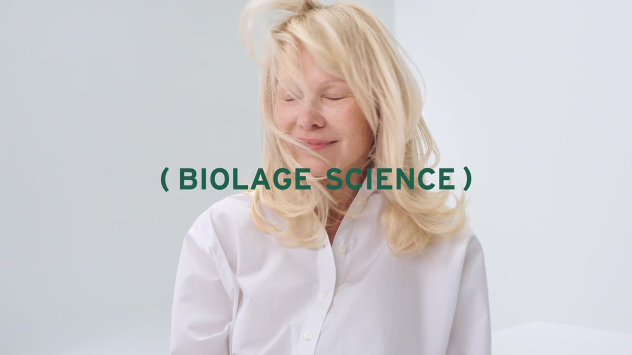 Pamela Anderson shaking her hair